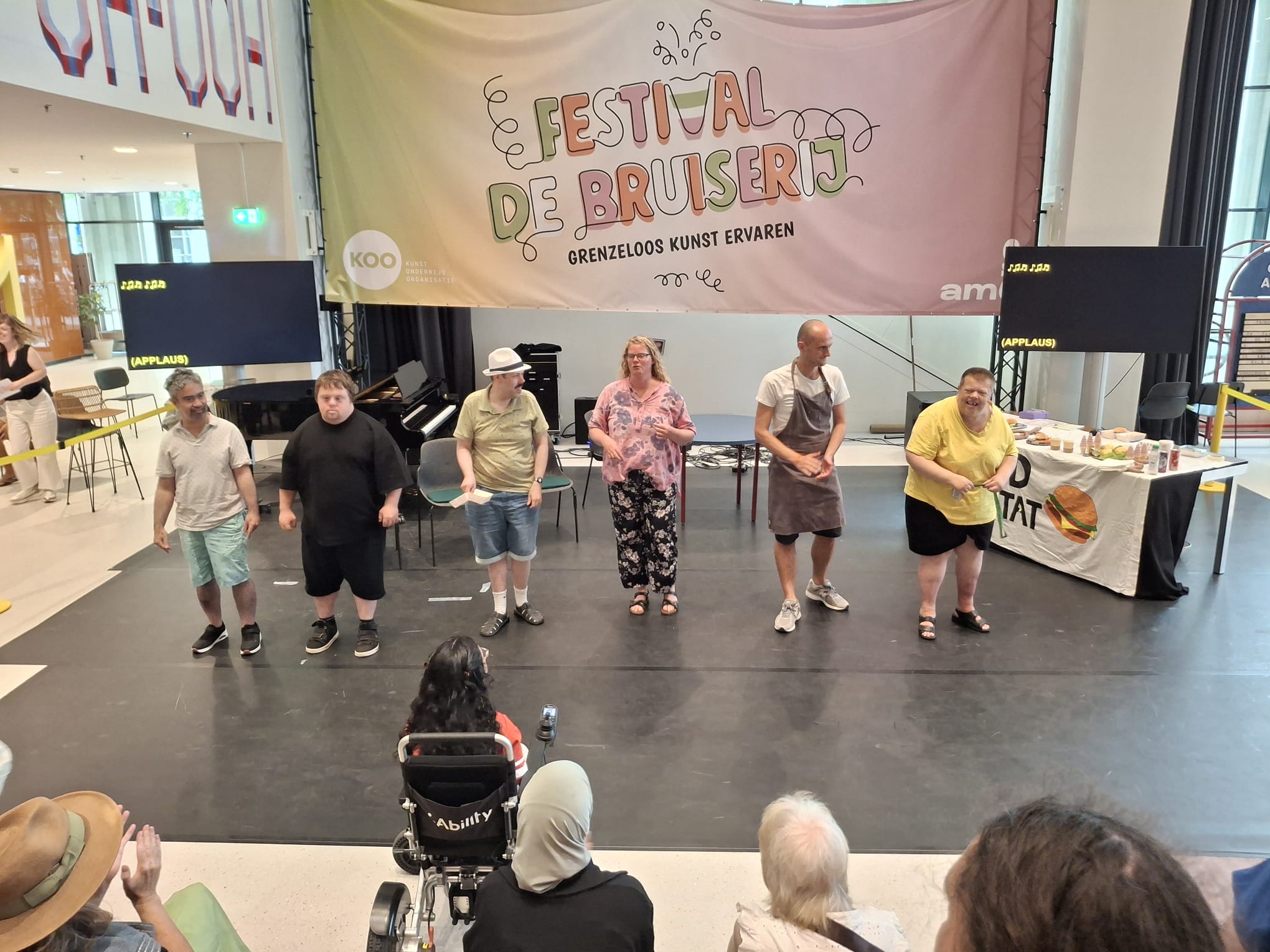 Spelers Fenix theatermakers in Amare tijdens de Bruiserij